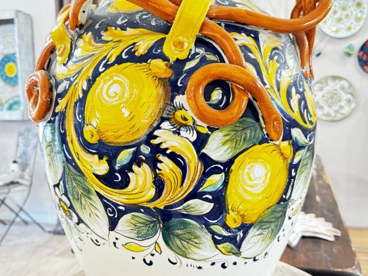 Anfora in ceramica con limoni dipinti a mano