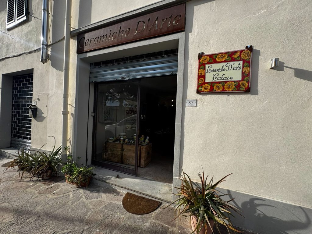 Esterno della bottega Ceramiche Carbini in Via Firenze 83 a Certaldo, con l'insegna dipinta a mano
