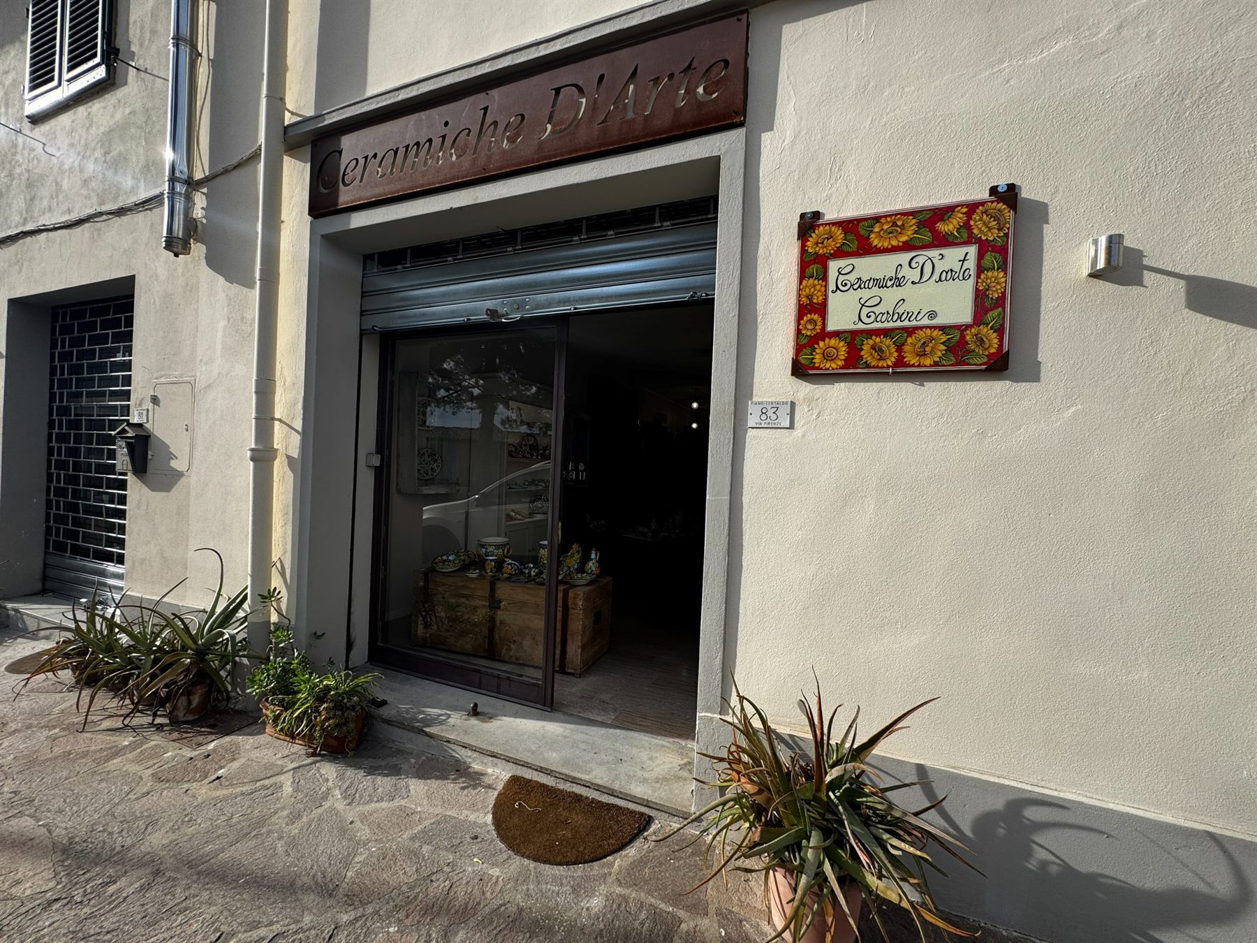 Esterno della bottega Ceramiche Carbini in Via Firenze 83 a Certaldo, con l'insegna dipinta a mano