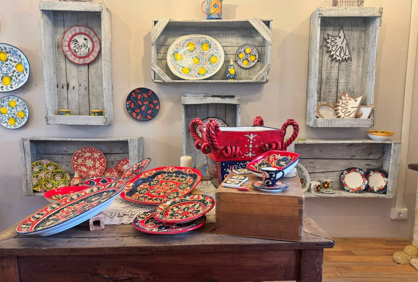 Interno della bottega Ceramiche Carbini a Certaldo, con il tavolo centrale e le ceramiche dipinte a mano