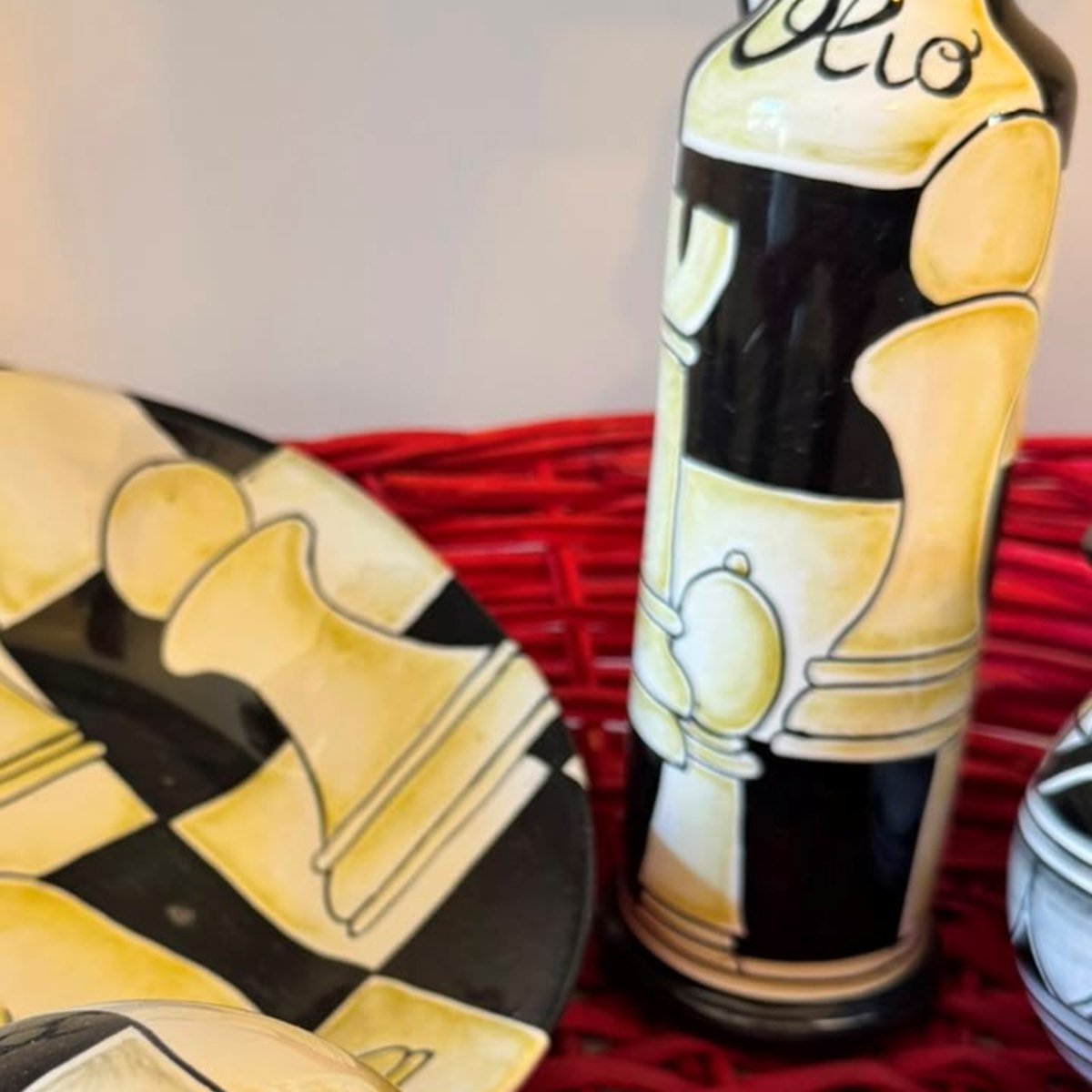 Bottiglia in ceramica bianca e nera con decoro geometrico a scacchi