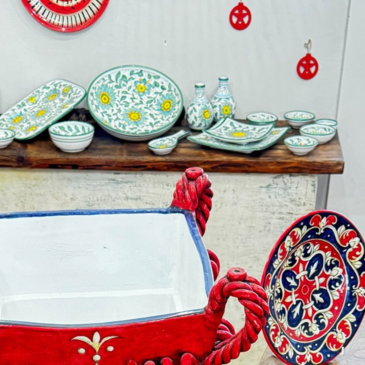 Centrotavola rettangolare in ceramica rossa con manici a corda applicati