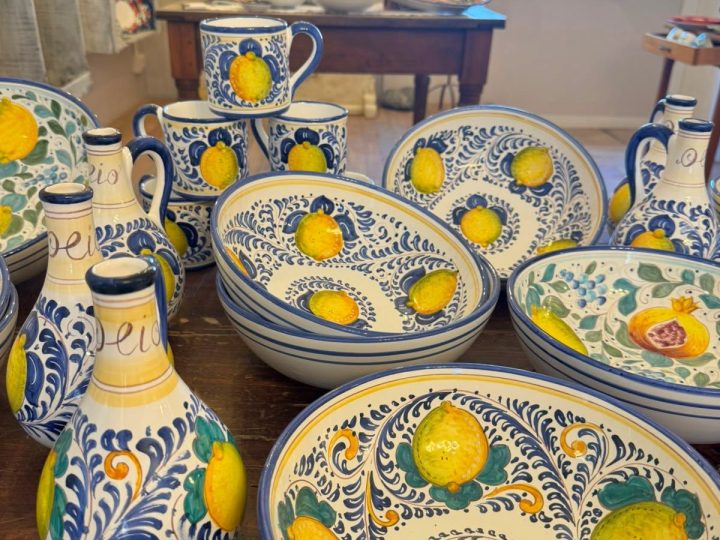 Linea Limoni: brocche, ciotole e piatti con limoni gialli su fondo bianco