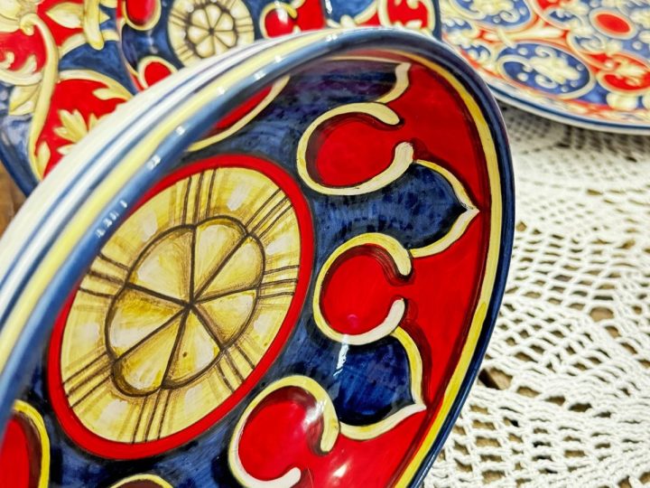 Linea Ricco: piatti in rosso, blu e giallo a raggiera