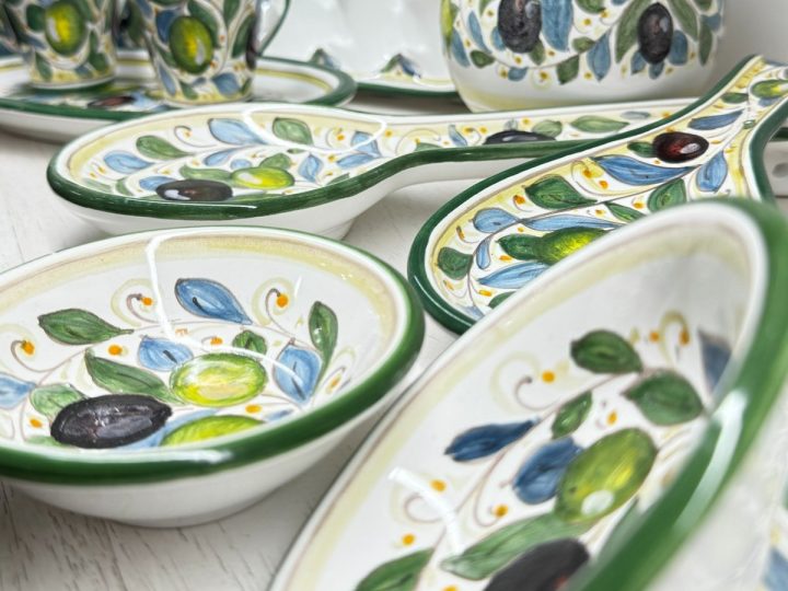 Linea Olive: piatti e ciotole con olive verdi e nere