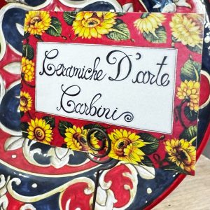Targa tonda in ceramica con cartiglio scritto a mano e girasoli dipinti
