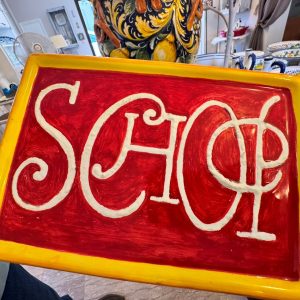 Vassoio rettangolare in ceramica rossa con scritta dipinta a mano e bordo giallo