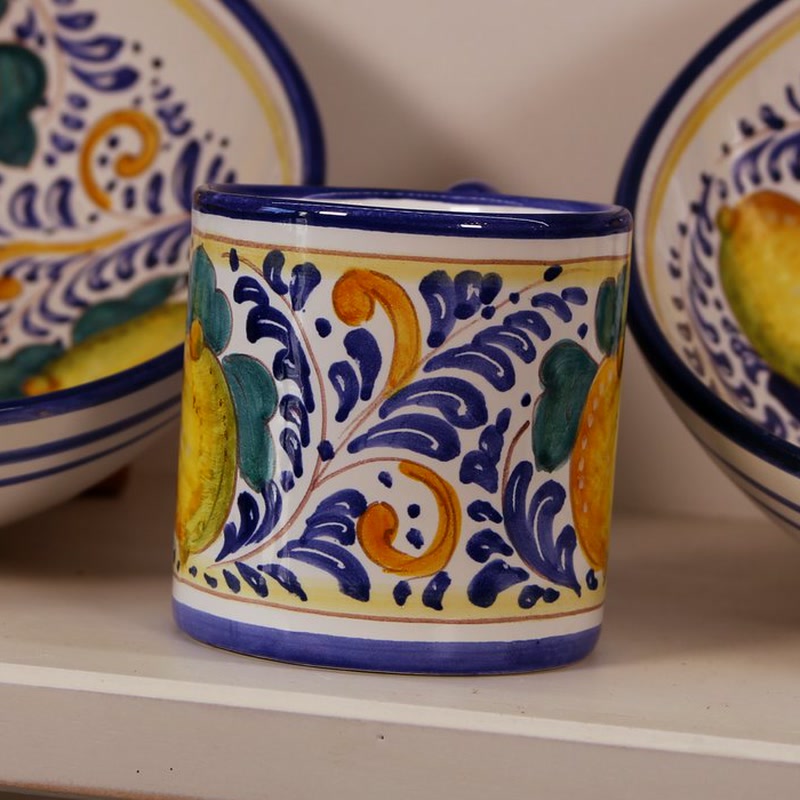 Bicchiere in ceramica con limone e girali blu dipinti a mano