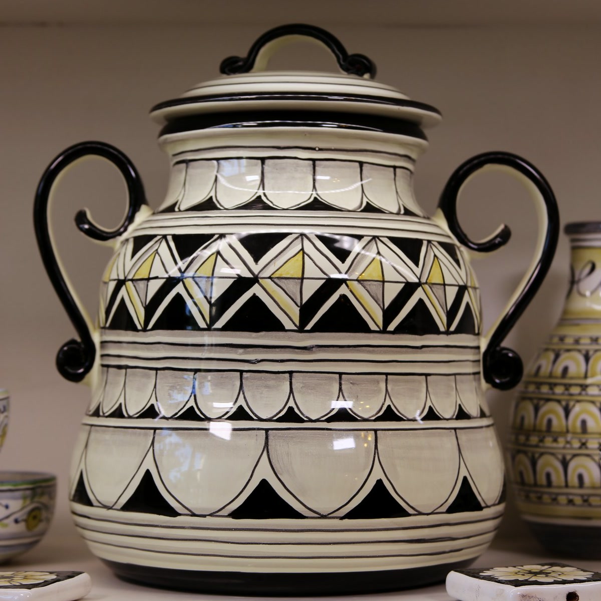 Set Balzana di Siena: biscottiera e orci in ceramica a scacchi bianco e nero