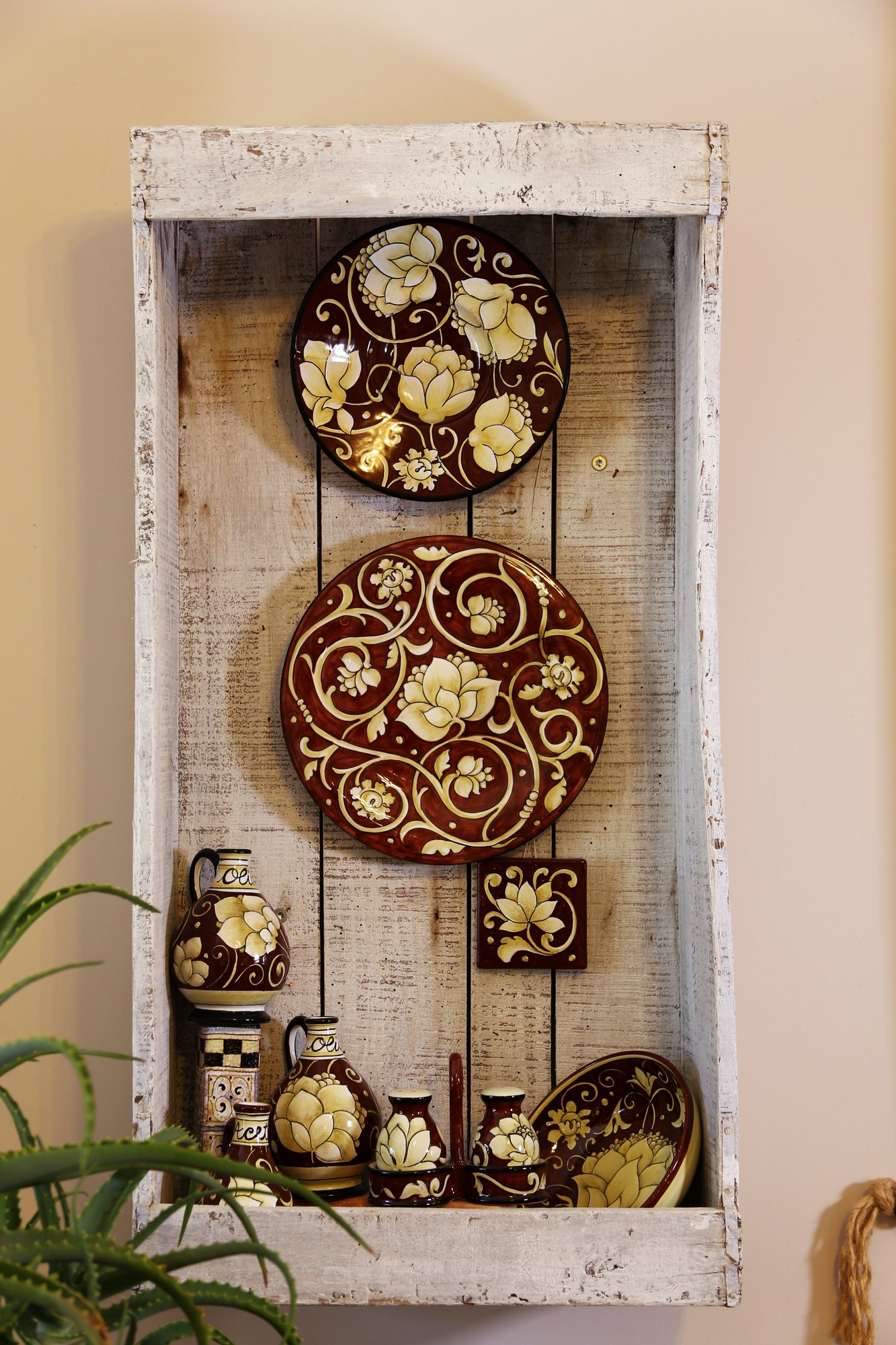 Decoro Bruno: piatti da parete con fiori crema su fondo bruno