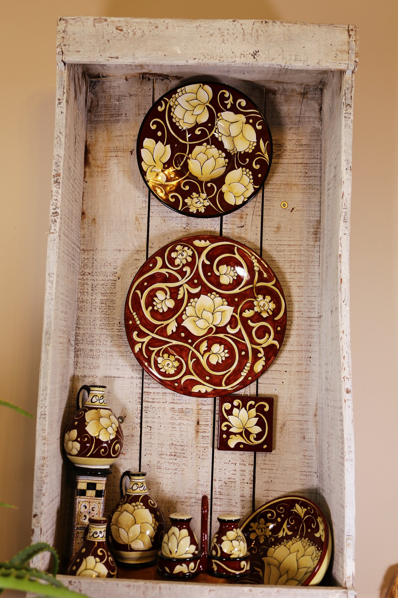 Nicchia in legno con piatti bruno e fiori crema dipinti a mano