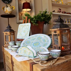 Il servizio azzurro nell'ambiente della bottega