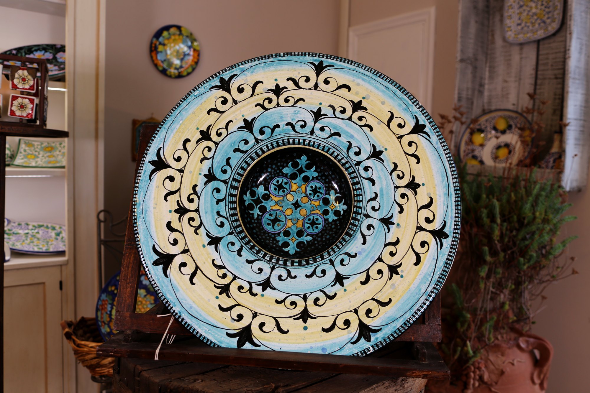 Decoro Fiori su fondo azzurro: piatto da parete con girali azzurri e neri