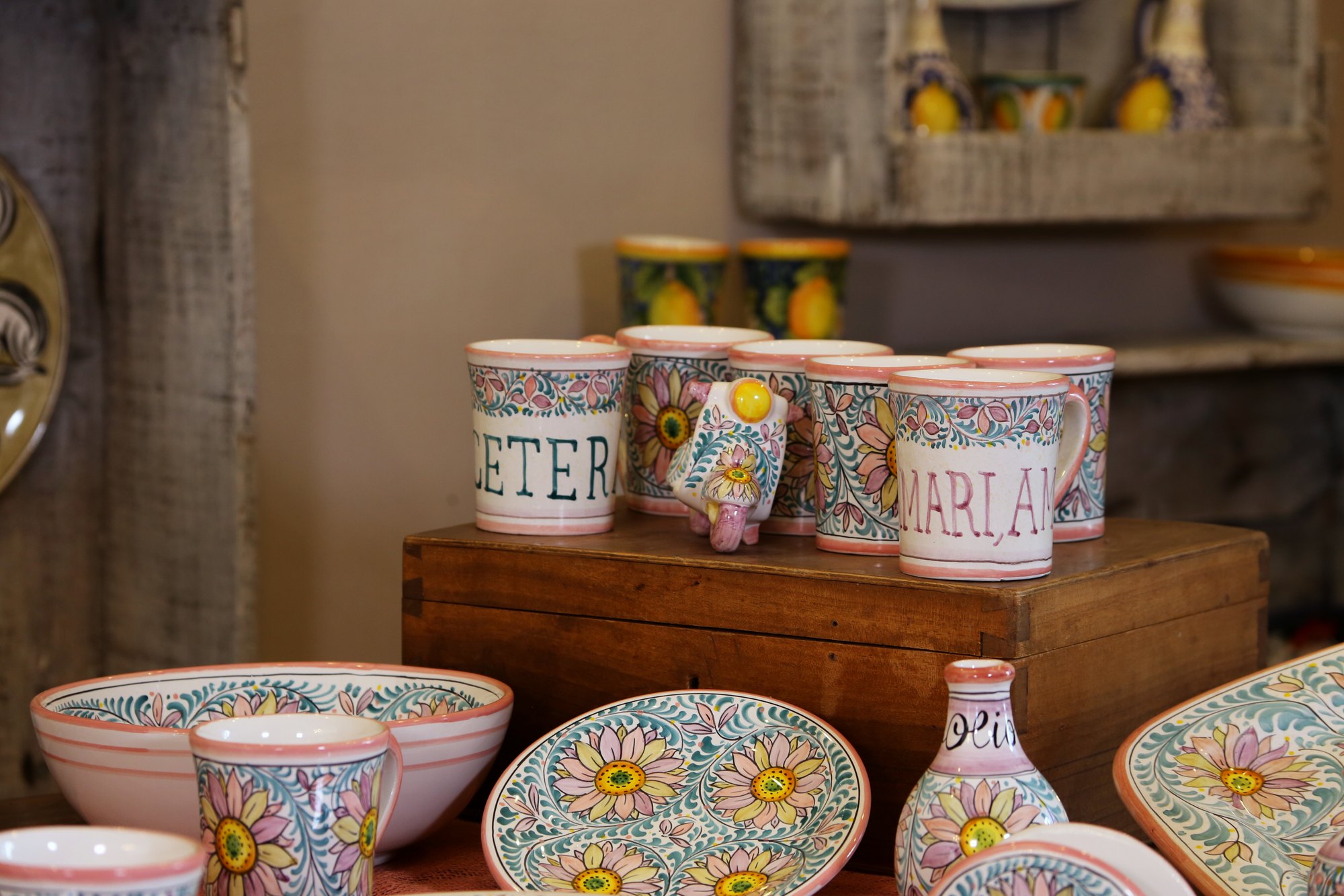 Boccali e ciotole in ceramica con decoro floreale nei toni pastello