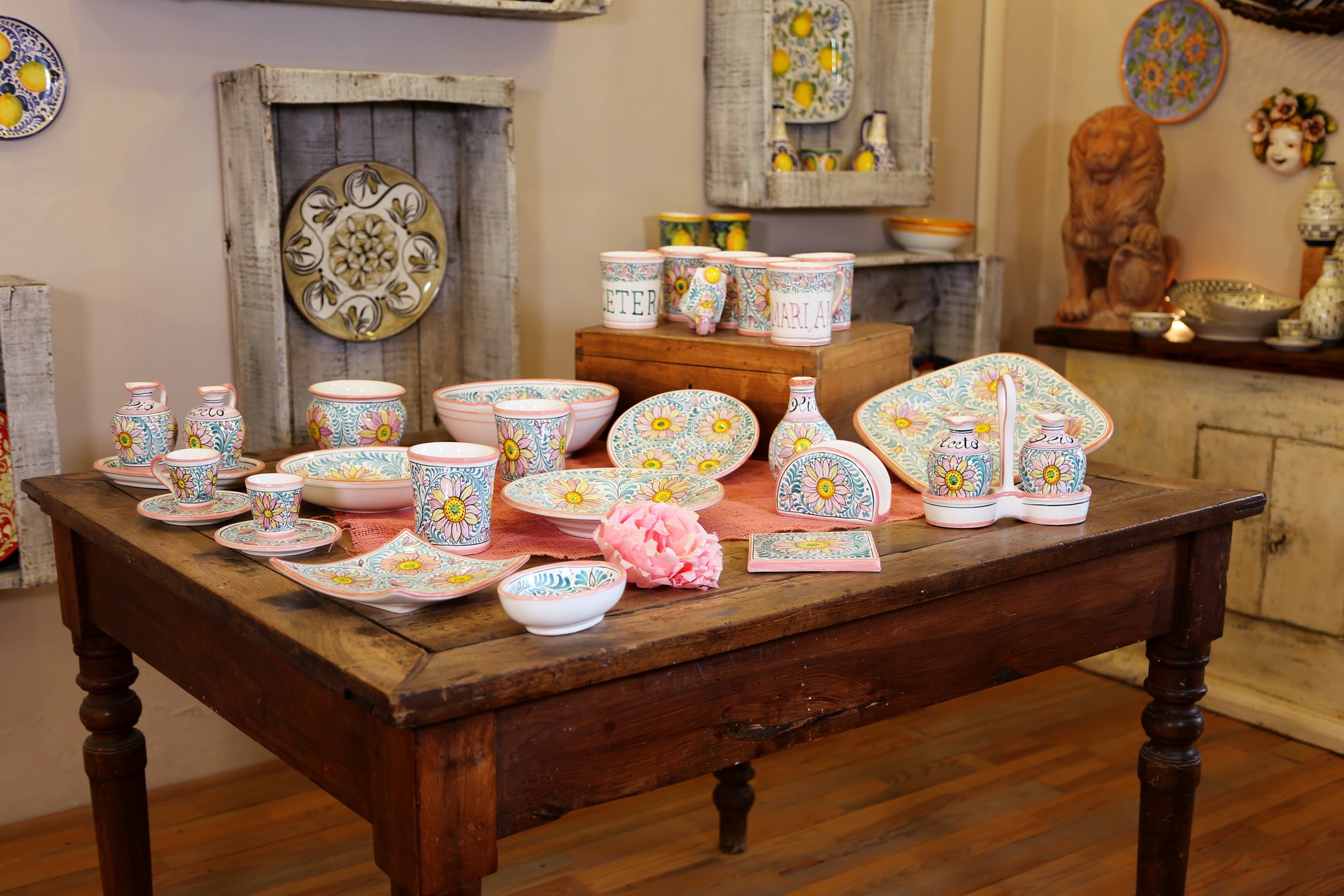 Decoro Fiorito pastello: tavola apparecchiata con ceramiche a fiori rosa, azzurri e gialli