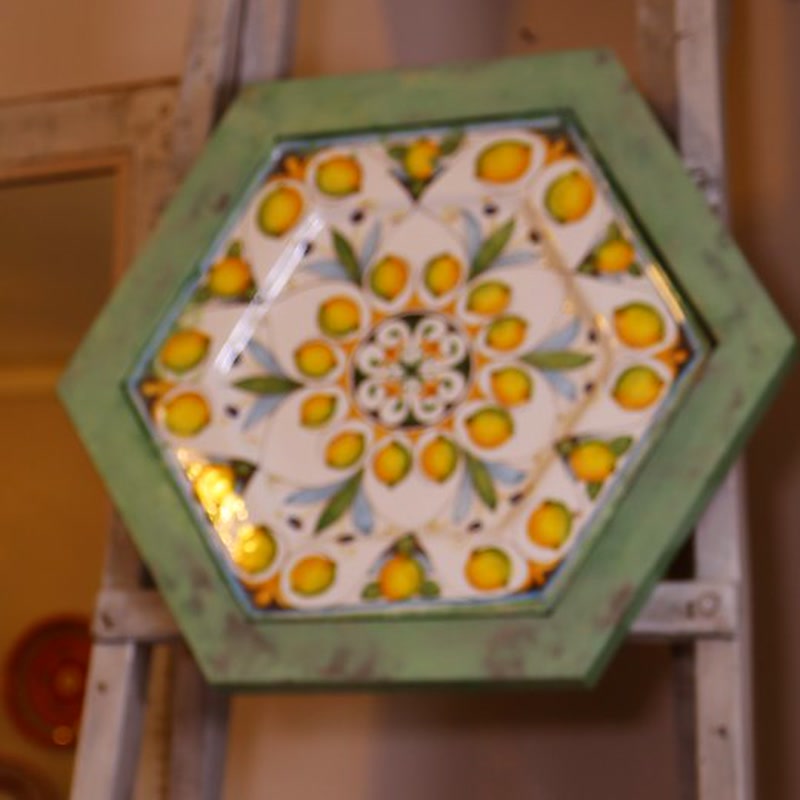 Formella esagonale in ceramica con rosone di limoni, in cornice di legno verde
