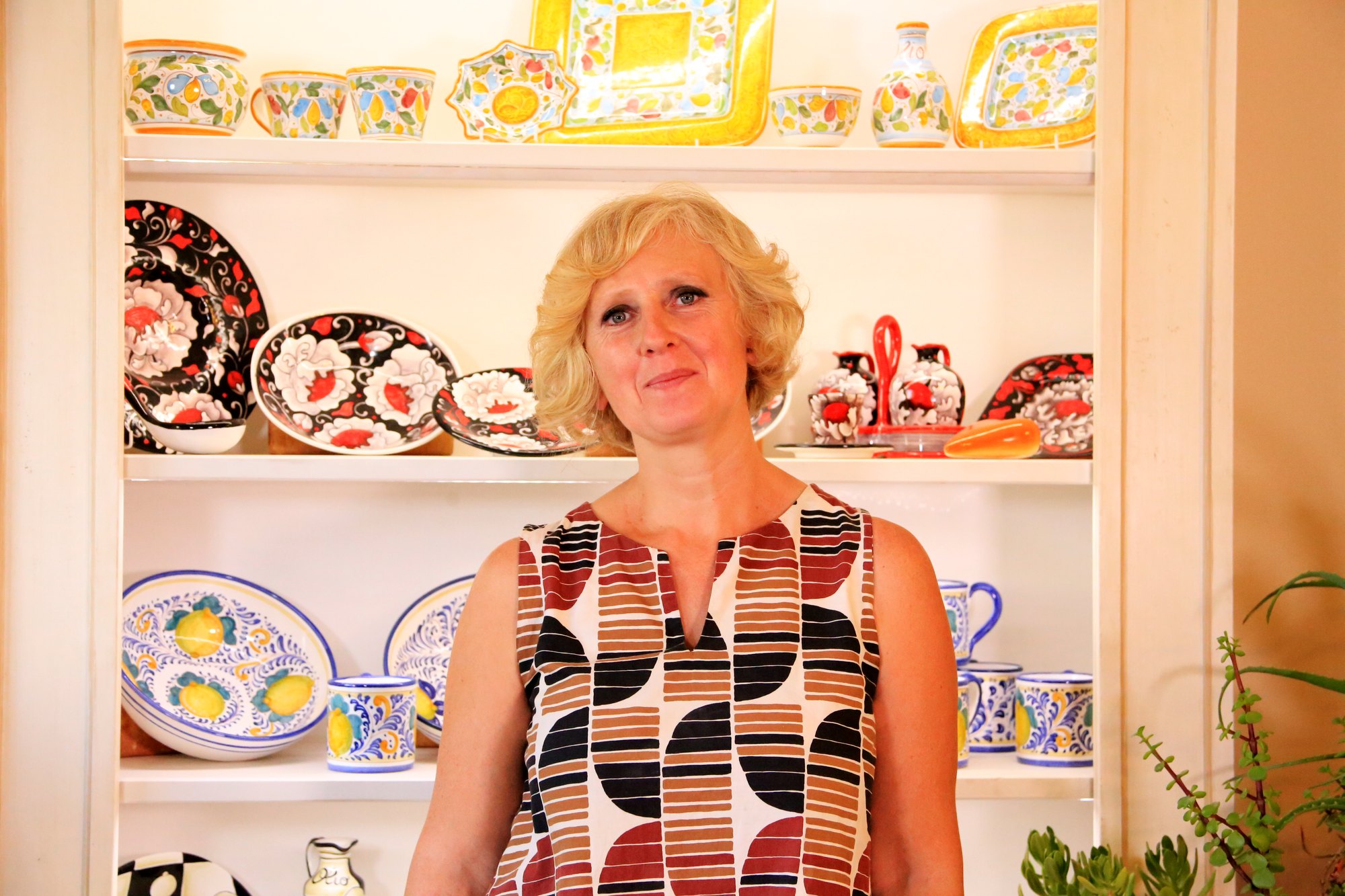 Gabriella Carbini, ceramista, nella sua bottega di ceramiche dipinte a mano a Certaldo