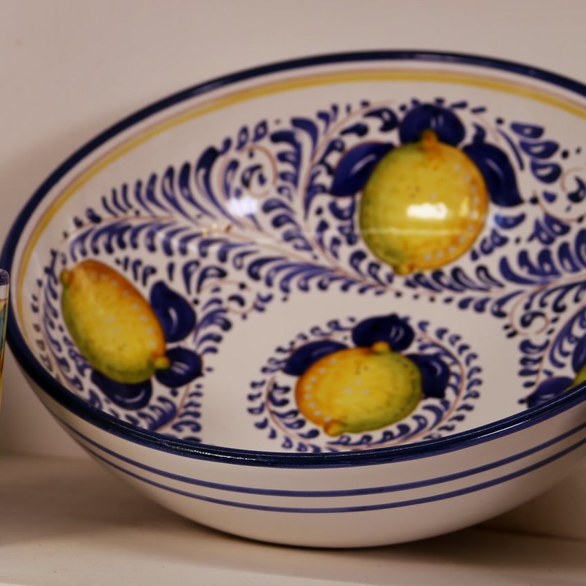 Insalatiera in ceramica con limoni e girali blu dipinti a mano (2)