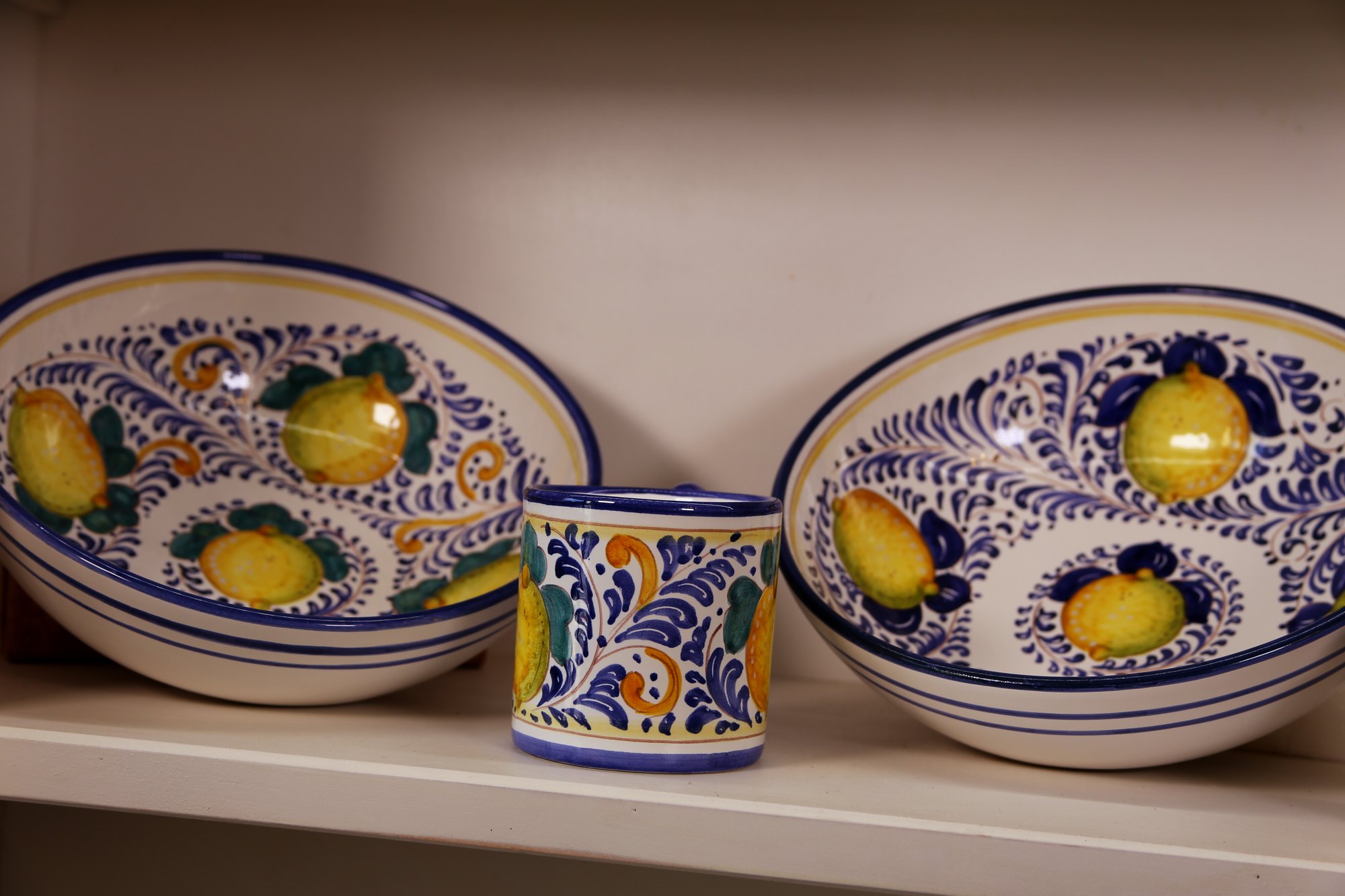 Decoro Limoni: ciotole e bicchiere con limoni e girali blu dipinti a mano