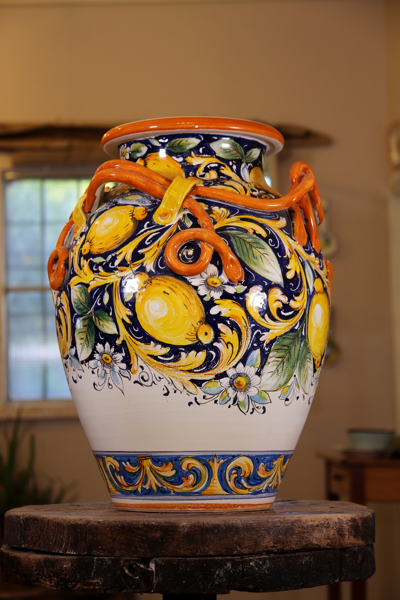 Orcio toscano in ceramica con limoni dipinti a mano su fondo blu