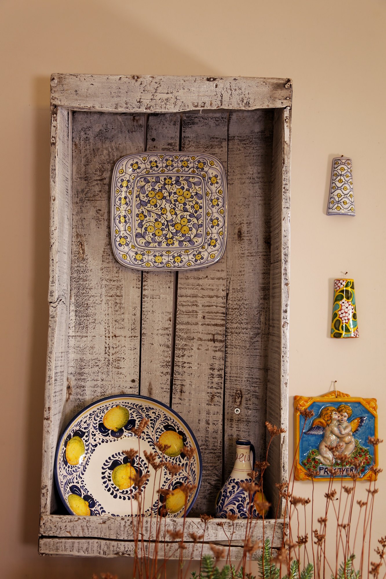 Piatto quadro e piatto tondo a limoni su pannello di legno
