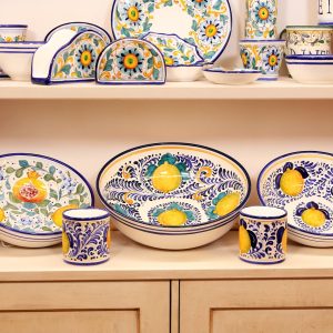 Servizio completo a limoni su fondo blu esposto in credenza