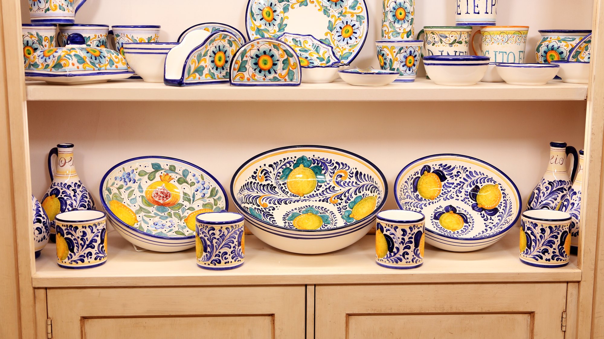 Servizio completo a limoni su fondo blu esposto in credenza