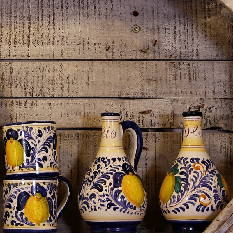 Oliera, acetiera e bicchierini in ceramica con limoni dipinti a mano