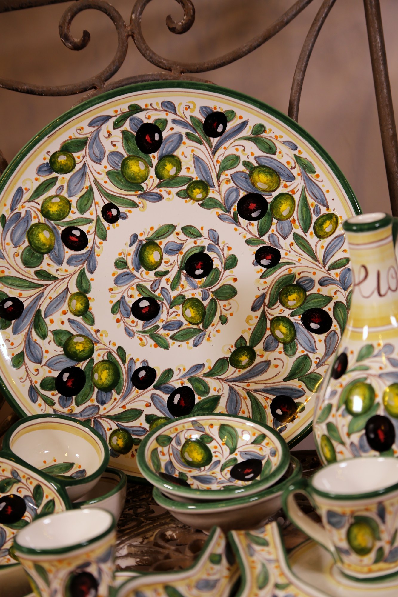 Decoro Olive: piatto con olive verdi e nere dipinte a mano