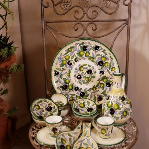 Servizio da tavola con decoro a olive su sedia in ferro battuto