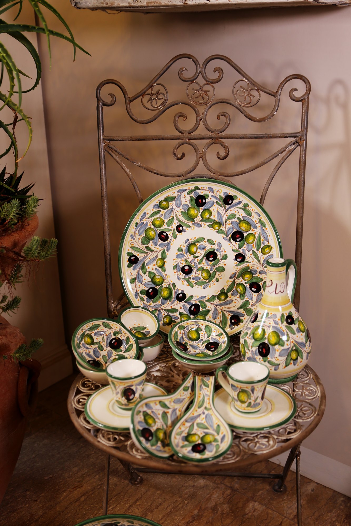 Servizio da tavola in ceramica con decoro a olive dipinto a mano