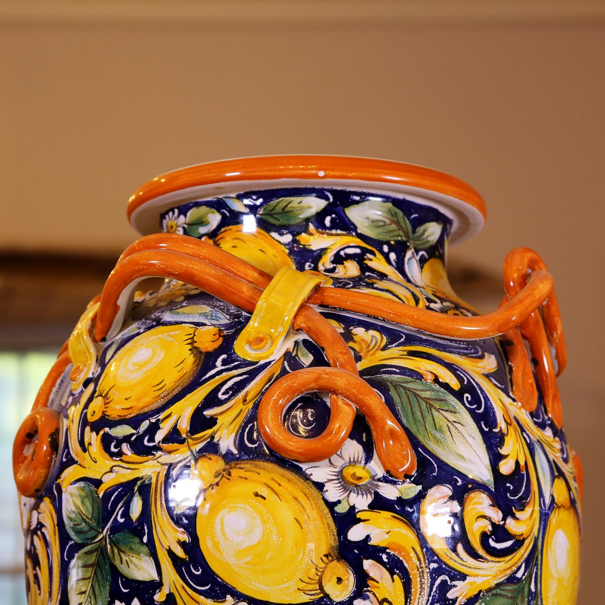 Orcio toscano in ceramica con limoni dipinti a mano e cordoni arancio in rilievo (2)