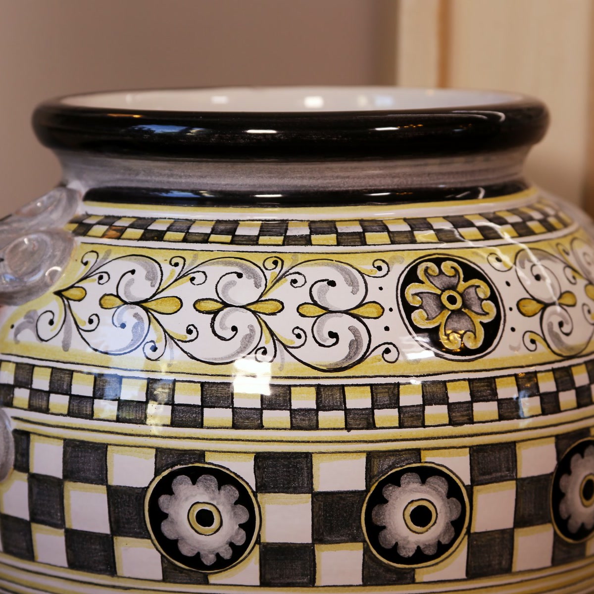 Set Balzana di Siena: biscottiera e orci in ceramica a scacchi bianco e nero (2)