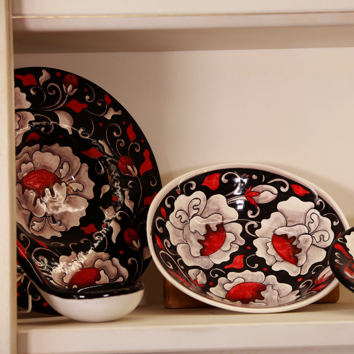 Ciotola in ceramica con peonie bianche e rosse dipinte a mano su fondo nero (2)