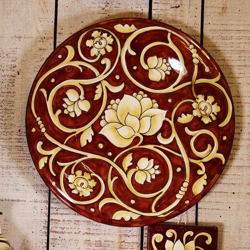 Set Vin Santo: composizione a parete di piatti color bruno con fiori crema (2)