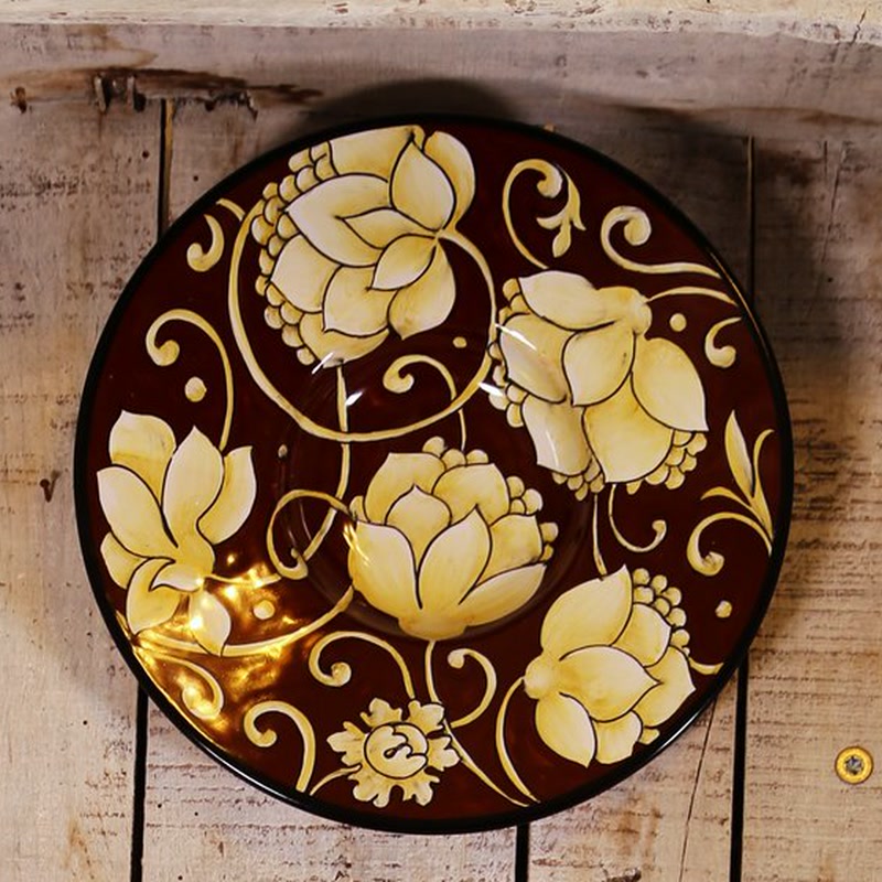 Set Vin Santo: composizione a parete di piatti color bruno con fiori crema (3)