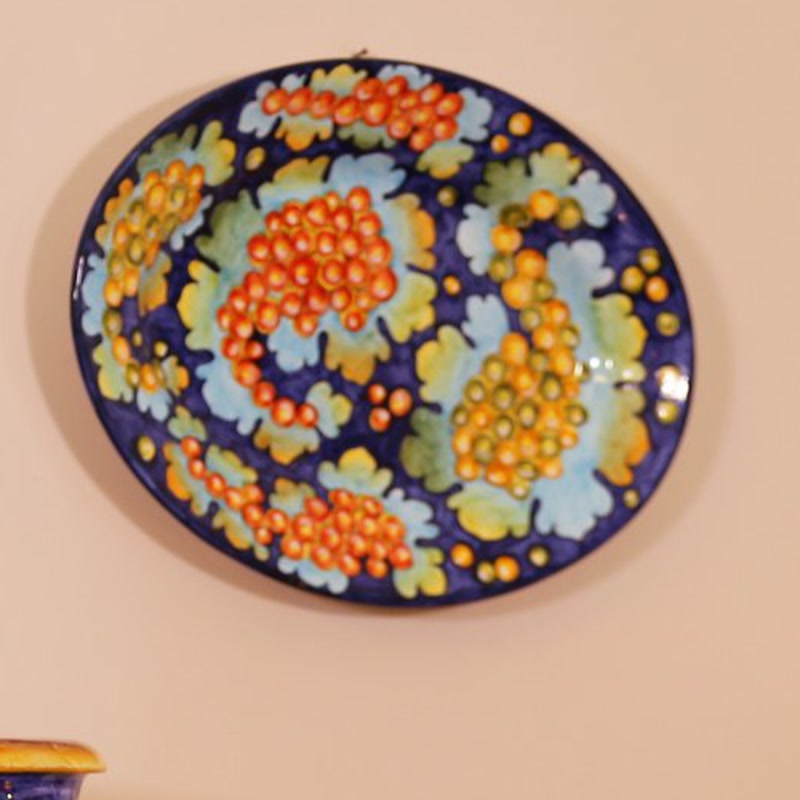 Set Vendemmia nel Chianti: servizio con grappoli d'uva su fondo blu su credenza in noce (3)