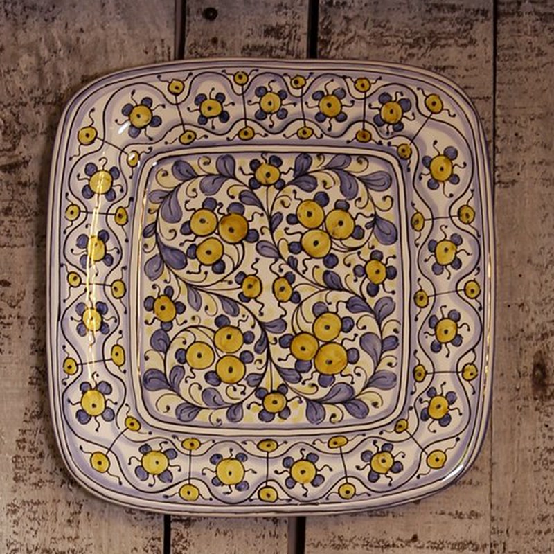 Piatto quadro in ceramica con piccoli fiori e limoncini gialli su fondo bianco e blu