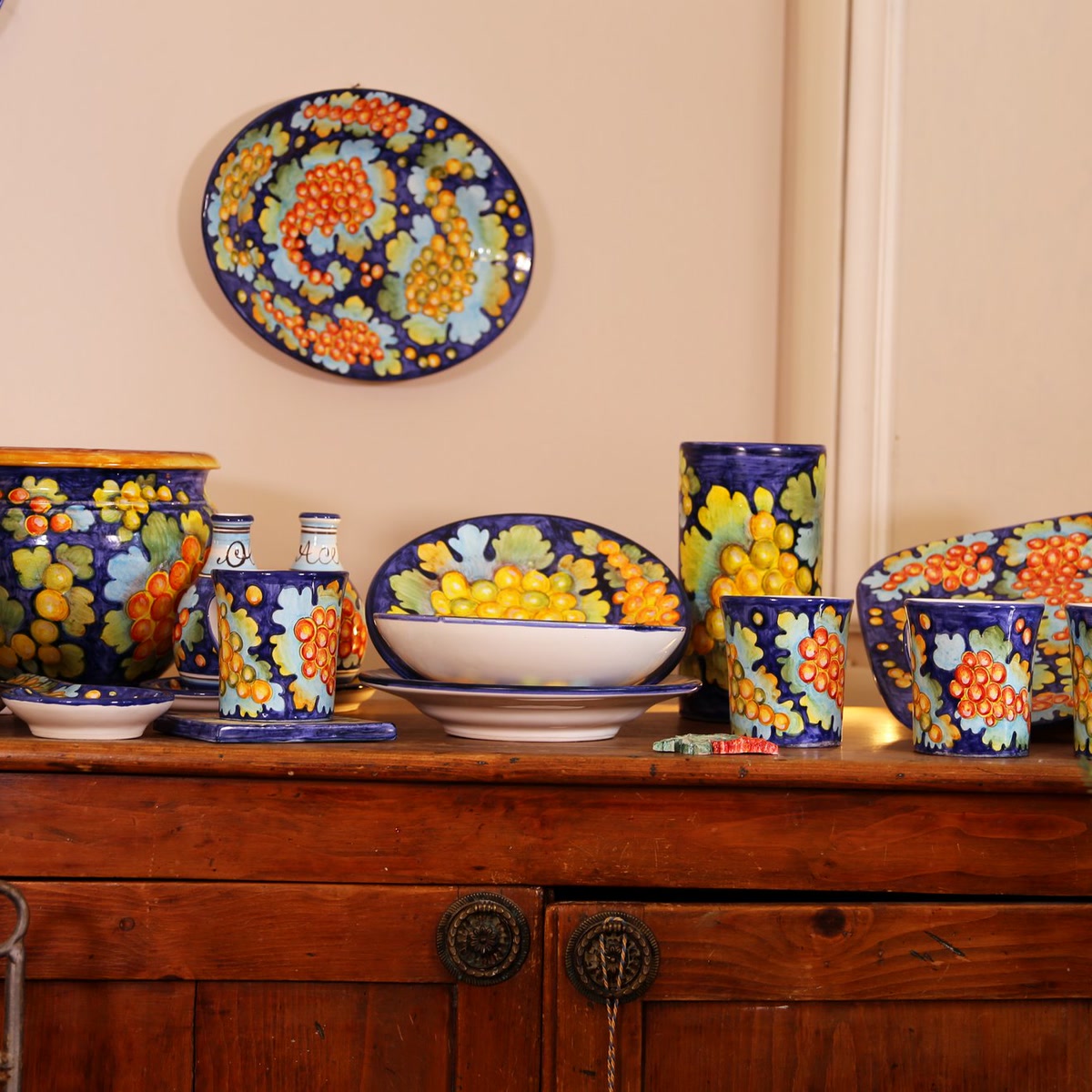 Set Vendemmia nel Chianti: servizio con grappoli d'uva su fondo blu su credenza in noce (2)