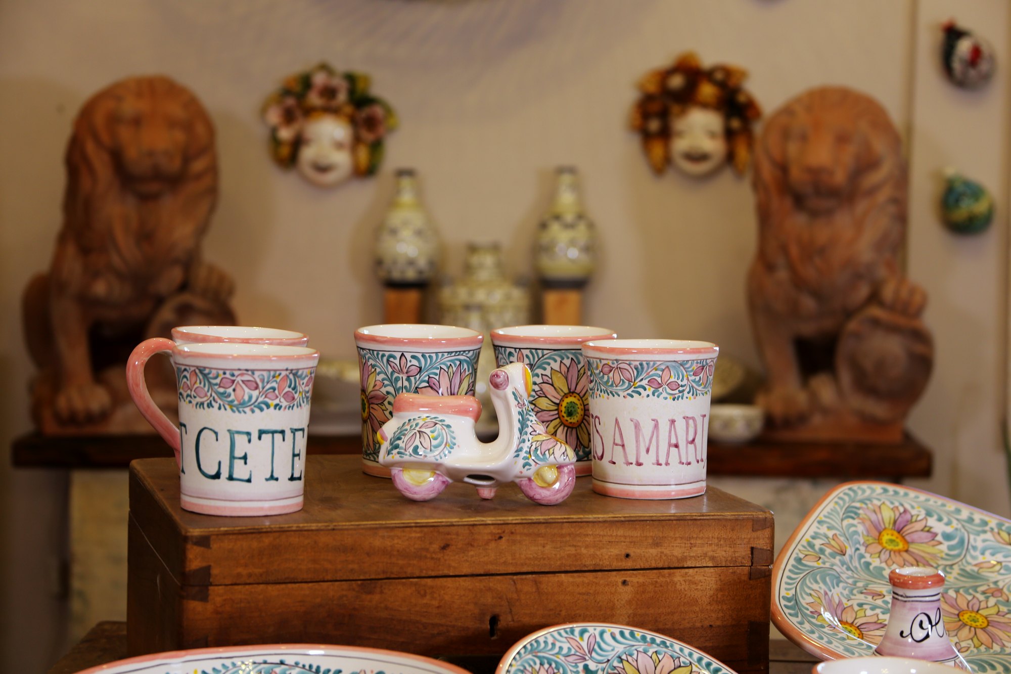 Boccali in ceramica personalizzati con nomi dipinti a mano, ceramiche su misura dal Chianti