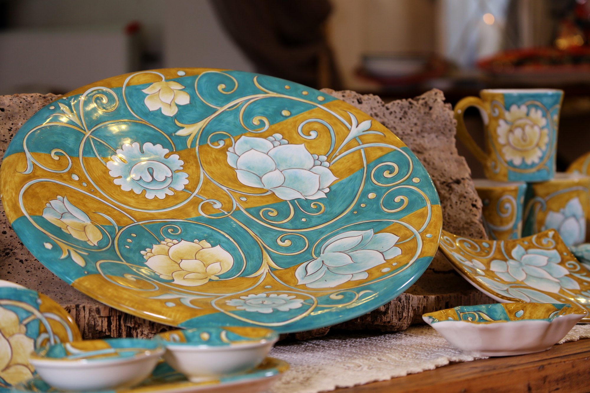 Decoro Turchese e oro: piatto con girali oro e fiori bianchi su fondo turchese